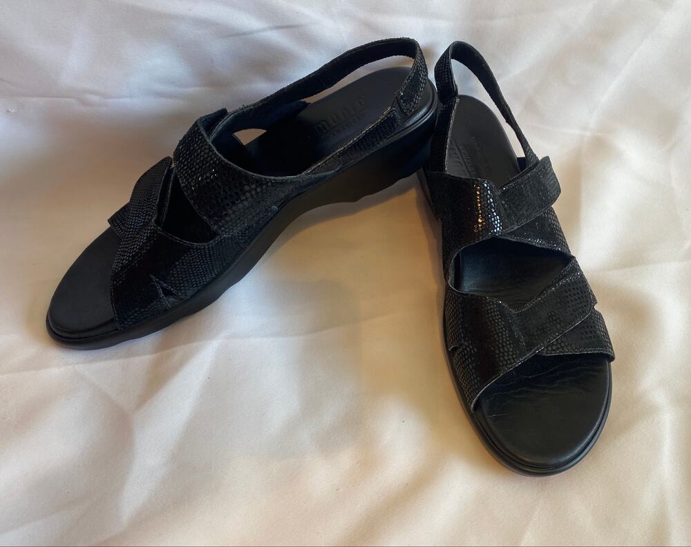 Munro American Walking Wedge Sandals Black Embossed Leather Size 9.5 N